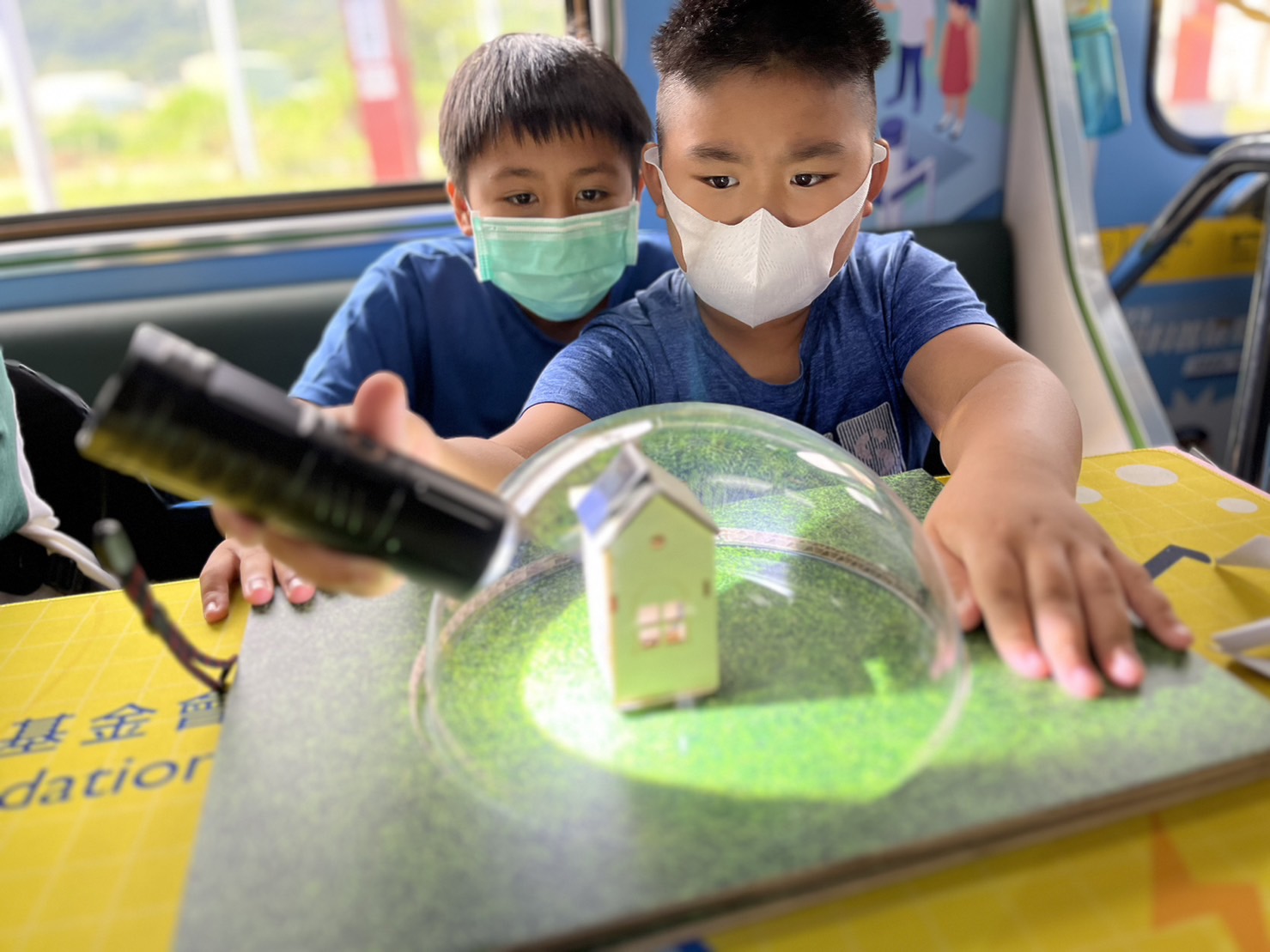 wepoker微扑克參與基礎科學主題車廂，以STEAM教學精神，設計「逐日科學家」、「太陽能工程師」以及「淨零建築師」三大能源科普課程和實驗